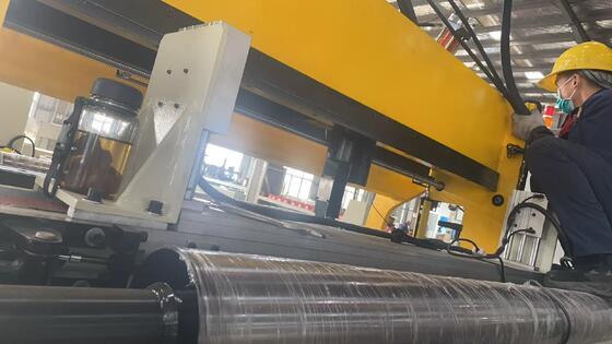 Automatische Kupferfolienwickelmaschine mit Kaltpressschweißen, zwei Servomotoren und 22 kW Wickelleistung