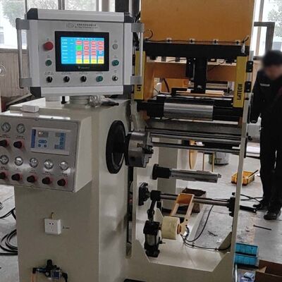 Automatische Folienwickelmaschine für Transformatoren mit Spannungsregelung, Kaltverschweißung und 4-Backen-Spannfutter
